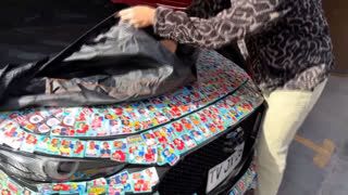 Pasión desbordada: Creador de contenido chileno convierte su auto en un álbum del Mundial