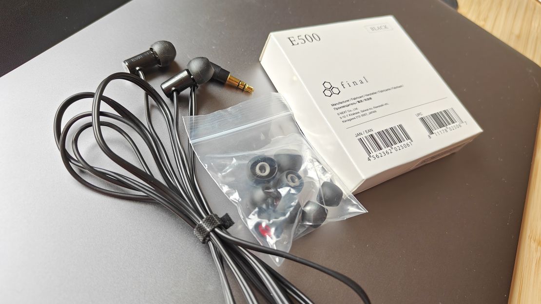 final e500 earphones unboxed cnnu.jpg