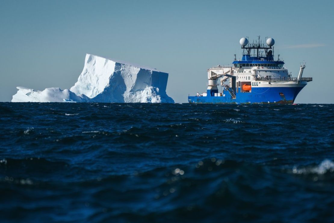 El buque de investigación Falkor (también) maniobra alrededor de icebergs mientras realiza investigaciones en el mar de Bellingshausen, frente a la Antártida.