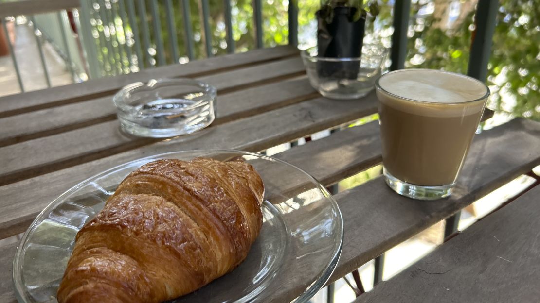 Cappuccino from Flair Neo Flex espresso maker next to a croissant  