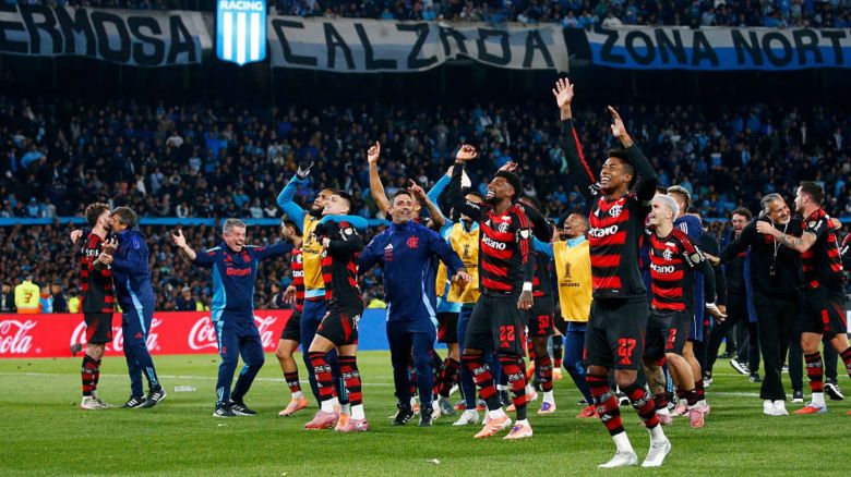 Bruno Henrique, del Flamengo, y sus compañeros celebran el pase a la final tras el partido de vuelta de las semifinales de la Copa Libertadores 2025 entre Racing Club y Flamengo.