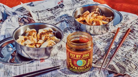 Fliegen Sie mit Jing Sichuan Chile Crisp