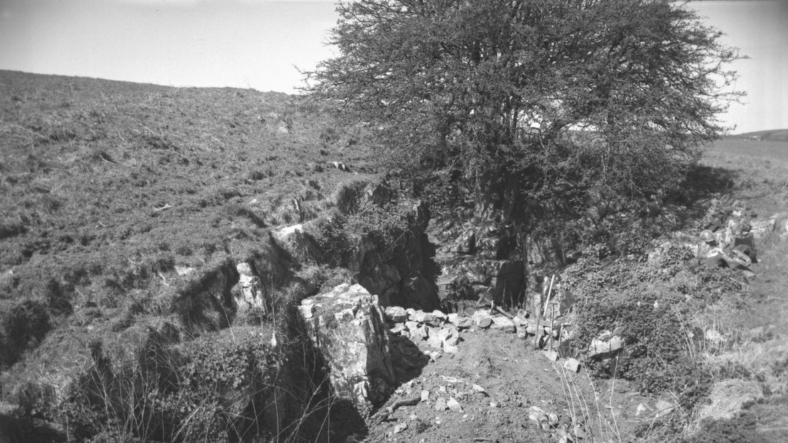 Los primeros huesos humanos fueron excavados en un pozo profundo en el sitio de Charterhouse Warren en la década de 1970. Un nuevo análisis sugiere que los atacantes mataron al menos a 37 personas antes de canibalizarlas.