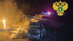 Esta fotografía proporcionada por la Fiscalía de Transporte Interregional de Moscú muestra las consecuencias del colapso de un puente en la región rusa de Bryansk el 31 de mayo de 2025