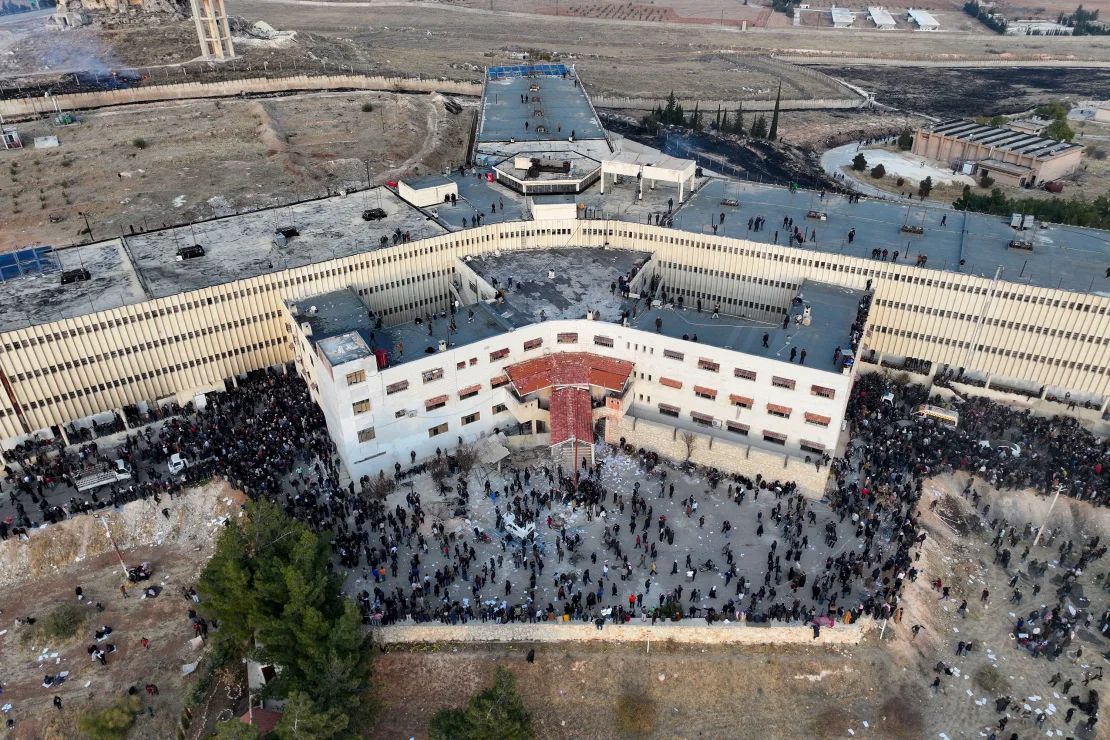 Una fotografía aérea muestra a personas reunidas en la prisión de Saydnaya en Damasco el 9 de diciembre.