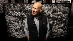 El fotógrafo documental brasileño Sebastião Salgado en una presentación preliminar de su exposición Amazonia en el Centro de Ciencias de California el 19 de octubre de 2022 en Los Ángeles.