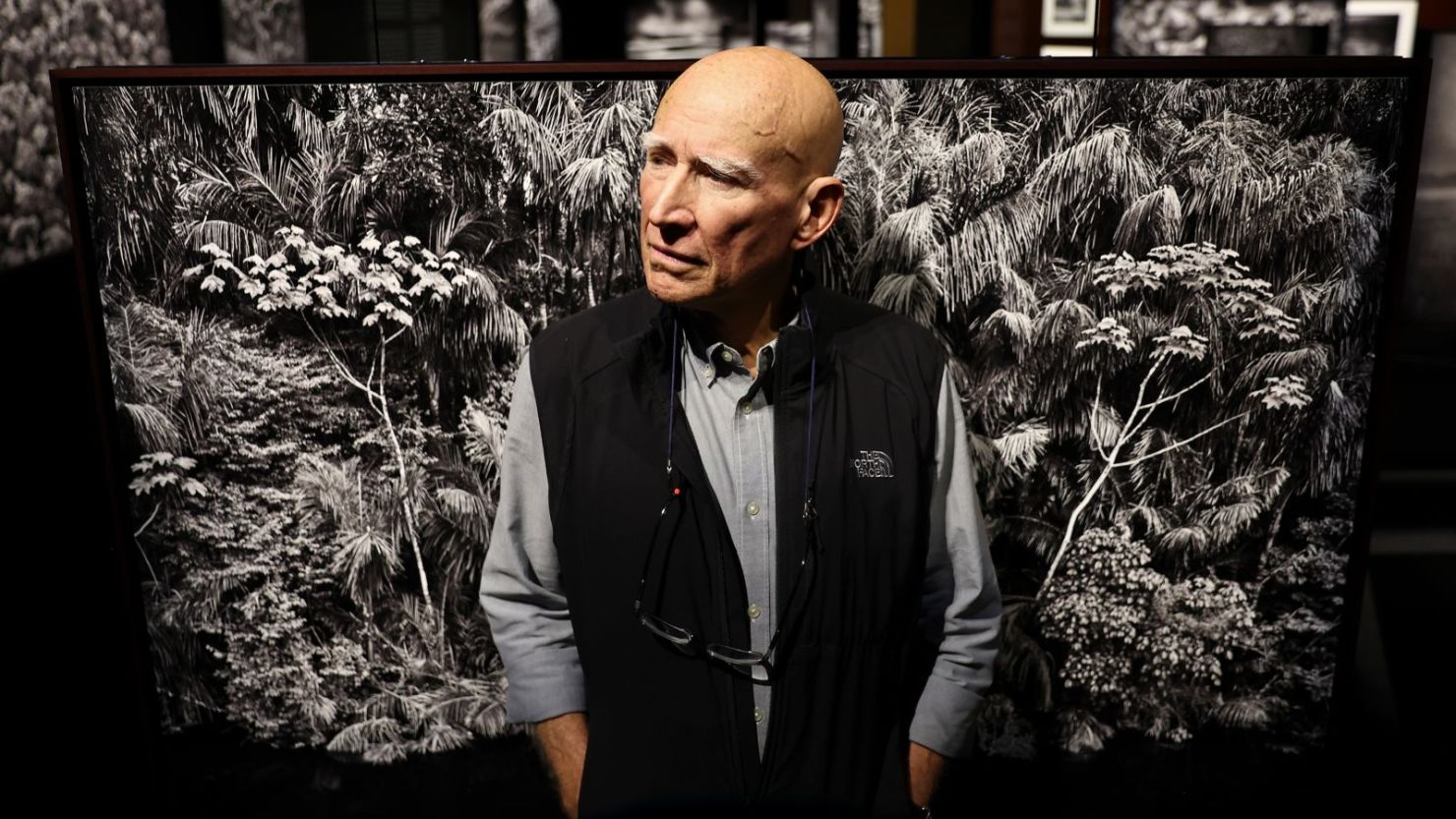 El fotógrafo documental brasileño Sebastião Salgado en una presentación preliminar de su exposición Amazonia en el Centro de Ciencias de California el 19 de octubre de 2022 en Los Ángeles.