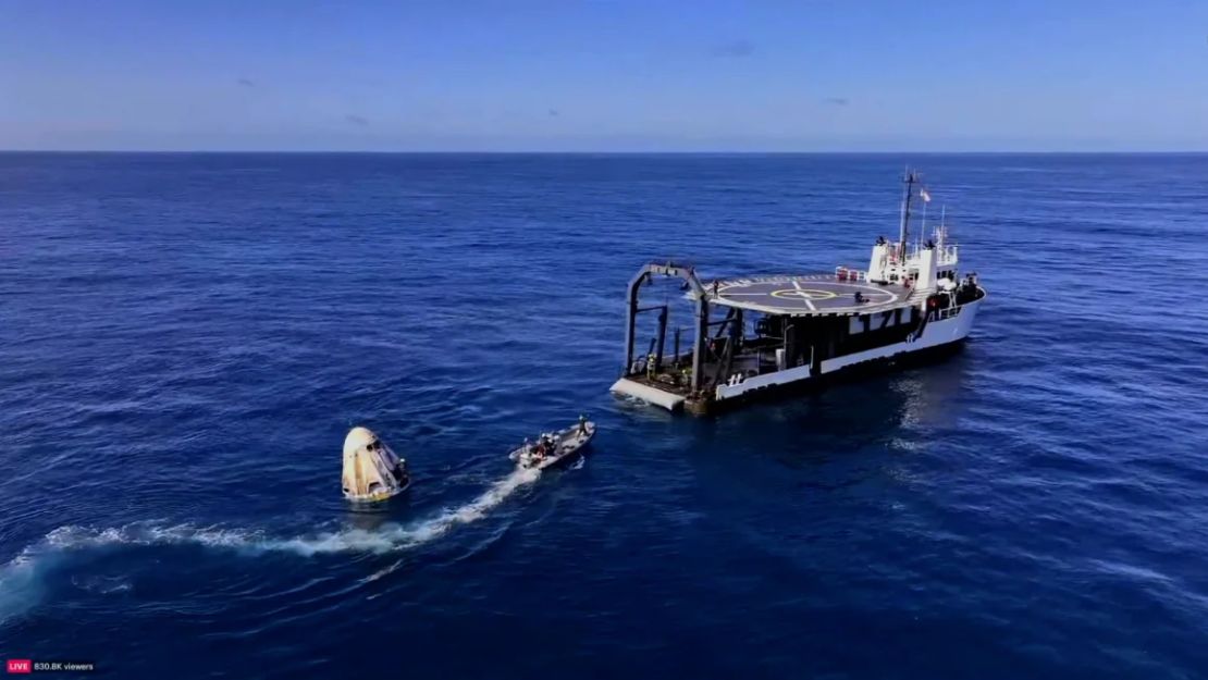 La tripulación de recuperación alcanza la cápsula Dragon de la misión Fram2 frente a la costa de California el viernes en esta captura de pantalla de vídeo. De SpaceX