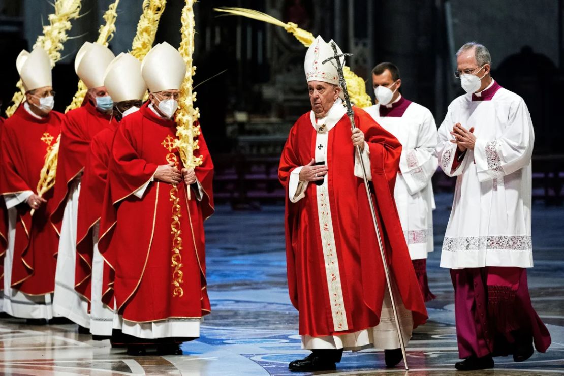 El rojo y el blanco son los colores habituales de las vestimentas papales, pero Francisco mantuvo las suyas sencillas y con pocos rios.