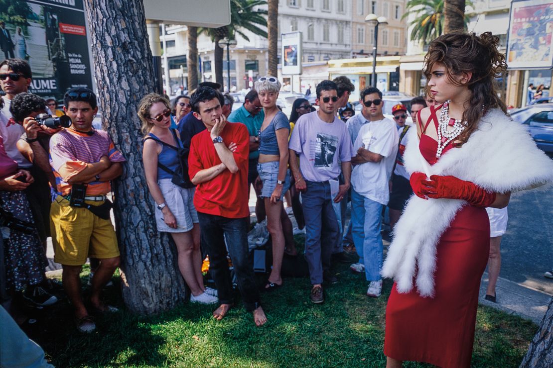 "Frankie Rayder" (1992). Ridgers enjoyed shooting the interesting juxtapositions he stumbled upon, such as up-and-coming model Rayder decked out in fur and elbow gloves in a crowd of jean-wearing holiday makers.