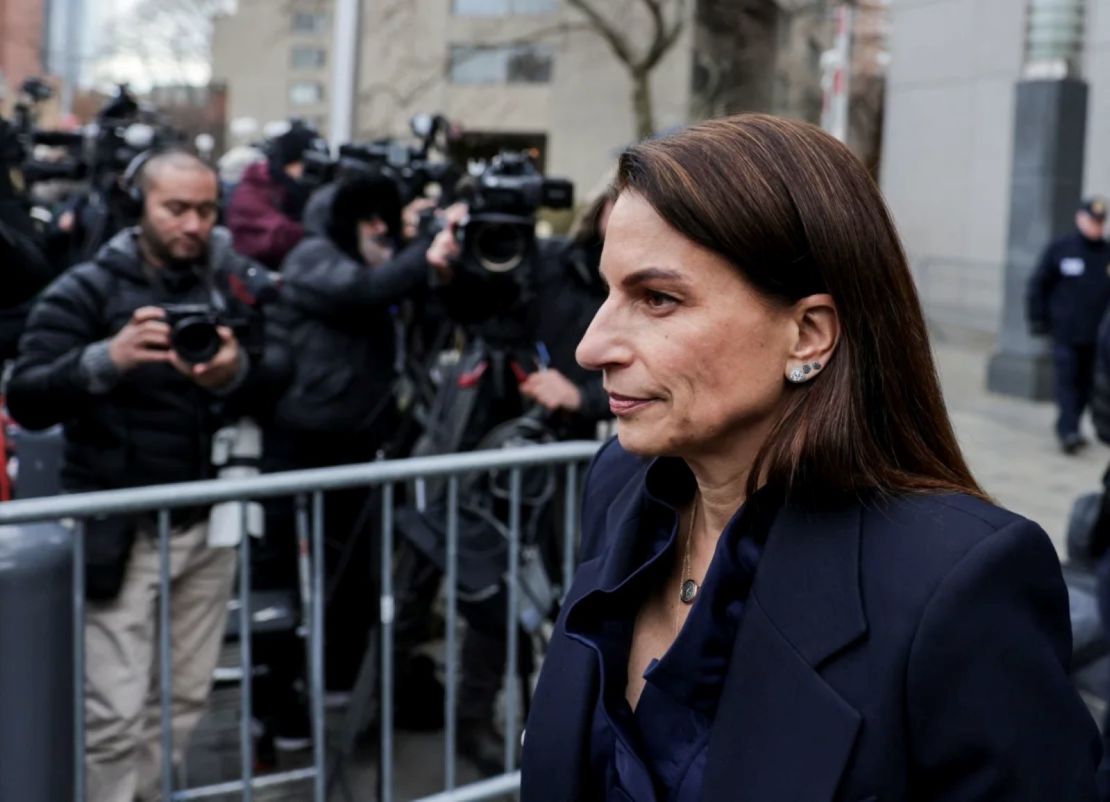 Karen Friedman Agnifilo, abogada de Luigi Mangione, camina afuera de un tribunal federal en Nueva York, el jueves 19 de diciembre.