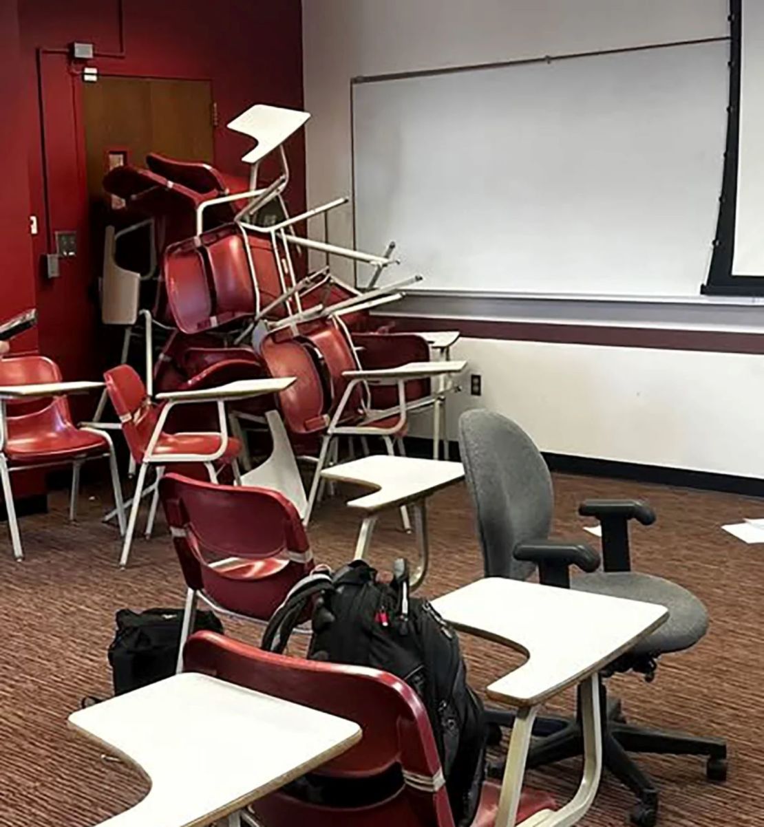 Un aula de la FSU se encuentra atrincherada durante el tiroteo.