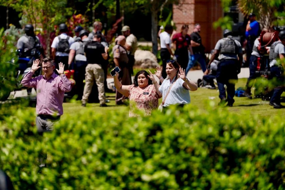 La gente evacua el campus de la FSU.