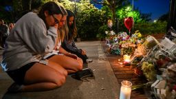 Estudiantes realizan una vigilia cerca del lugar del tiroteo en el campus de la Universidad Estatal de Florida en Tallahassee, Florida, el jueves.