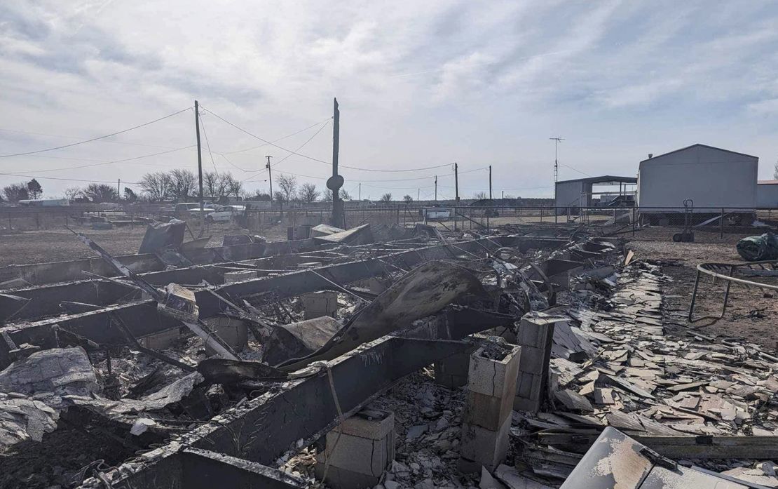 A casa de Tyler McCain foi reduzida a ruínas carbonizadas.