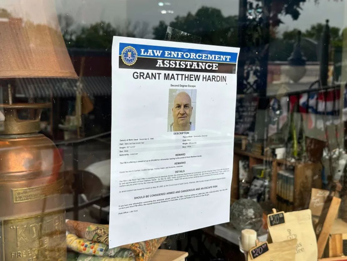 Un volante con una foto del fugitivo Grant Hardin cuelga frente a un negocio en el centro de Calico Rock, Arkansas, el jueves 29 de mayo.