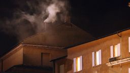 Humo blanco emerge de la chimenea en el techo de la Capilla Sixtina indicando que el Colegio Cardenalicio eligió un nuevo papa el 13 de marzo de 2023 en la Ciudad del Vaticano.