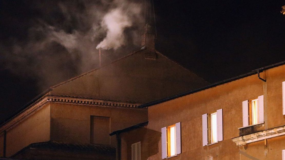 Humo blanco emerge de la chimenea en el techo de la Capilla Sixtina indicando que el Colegio Cardenalicio eligió un nuevo papa el 13 de marzo de 2023 en la Ciudad del Vaticano.