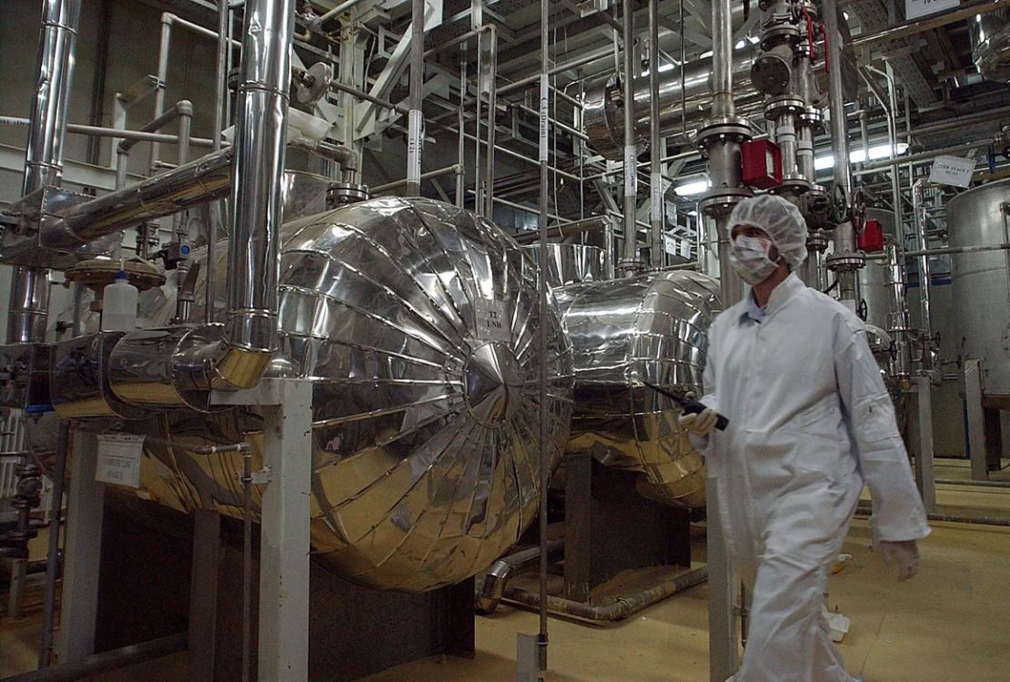 Un funcionario de seguridad iraní fotografiado en las instalaciones de Isfahán en 2005.