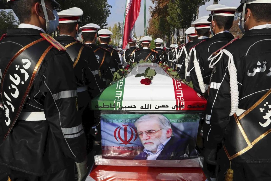 Personal militar cerca del ataúd cubierto con la bandera de Mohsen Fakhrizadeh durante su funeral en Teherán, Irán, el lunes 30 de noviembre de 2020.