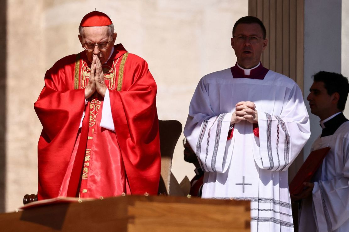 El cardenal Giovanni Battista Re, decano del Colegio Cardenalicio, de 91 años, preside la misa funeral el sábado.