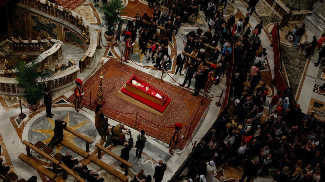 Los dolientes presentan sus respetos mientras el papa Francisco yace en capilla ardiente en la Basílica de San Pedro en el Vaticano.