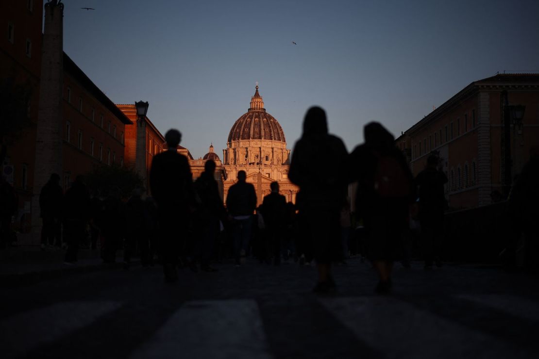 La Basílica de San Pedro iluminada por el sol de la mañana antes del funeral del papa el sábado.