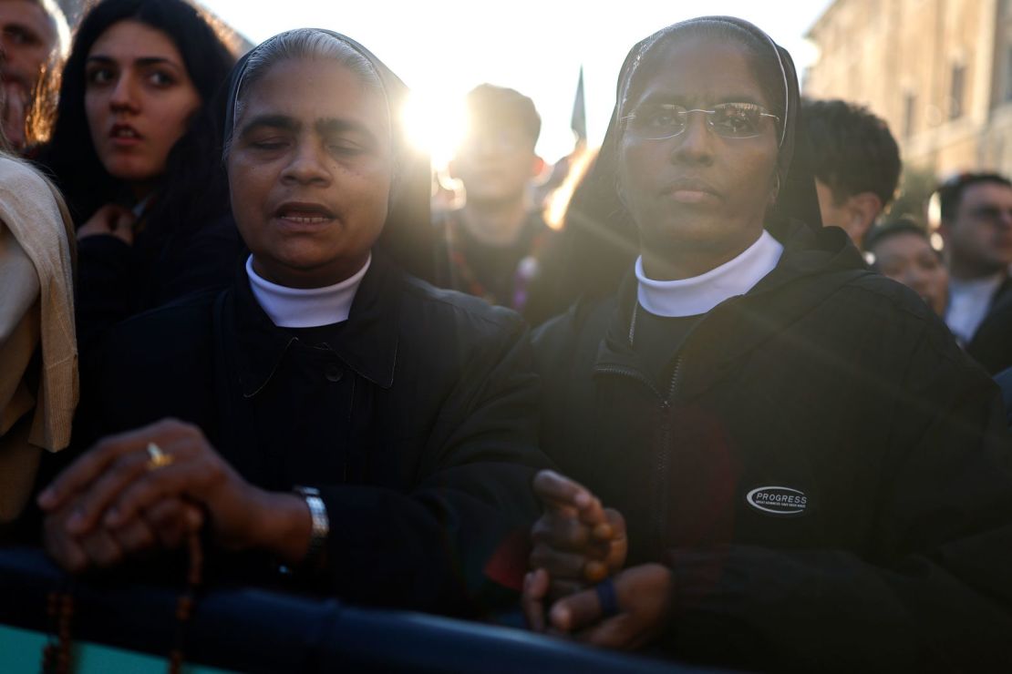 Las monjas se reúnen en la Ciudad del Vaticano antes del funeral del sábado.