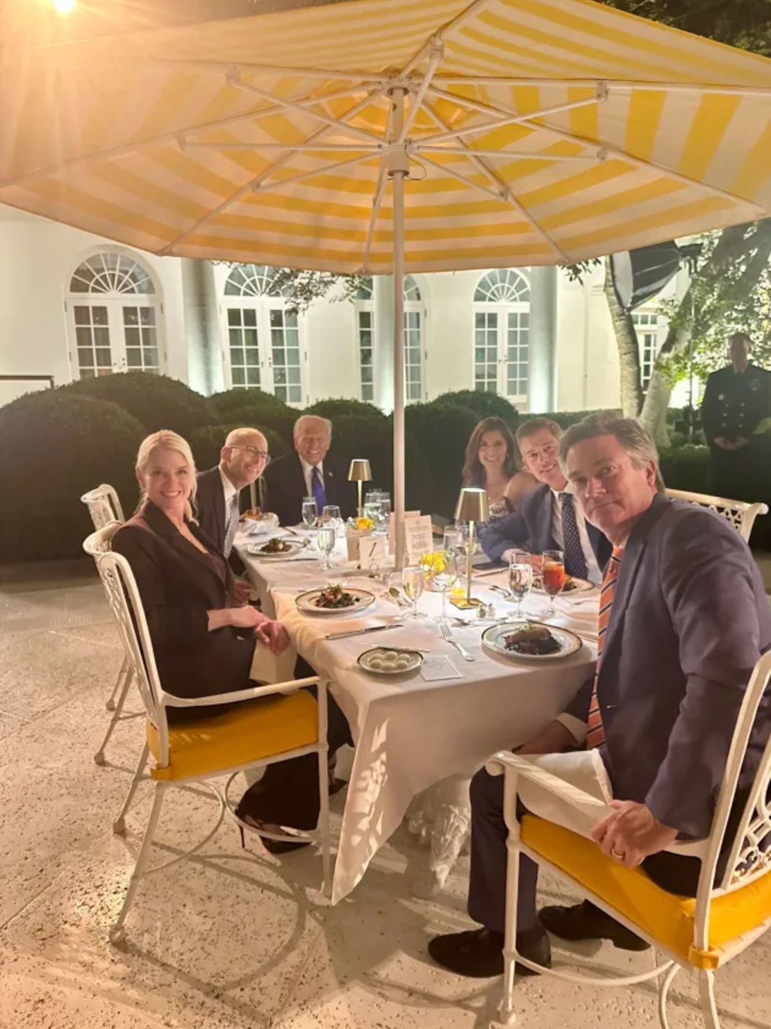 En esta imagen publicada en X por Rachel Campos-Duffy el 25 de septiembre de 2025, el presidente Donald Trump cena con la secretaria de Justicia, Pam Bondi, y otros fuera de la Casa Blanca.