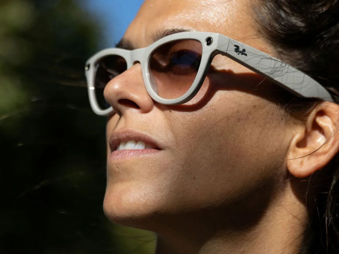 Una empleada de Meta posa con las gafas de sol Ray-Ban de la empresa en el evento Meta Connect en Menlo Park, California, el 24 de septiembre de 2024.