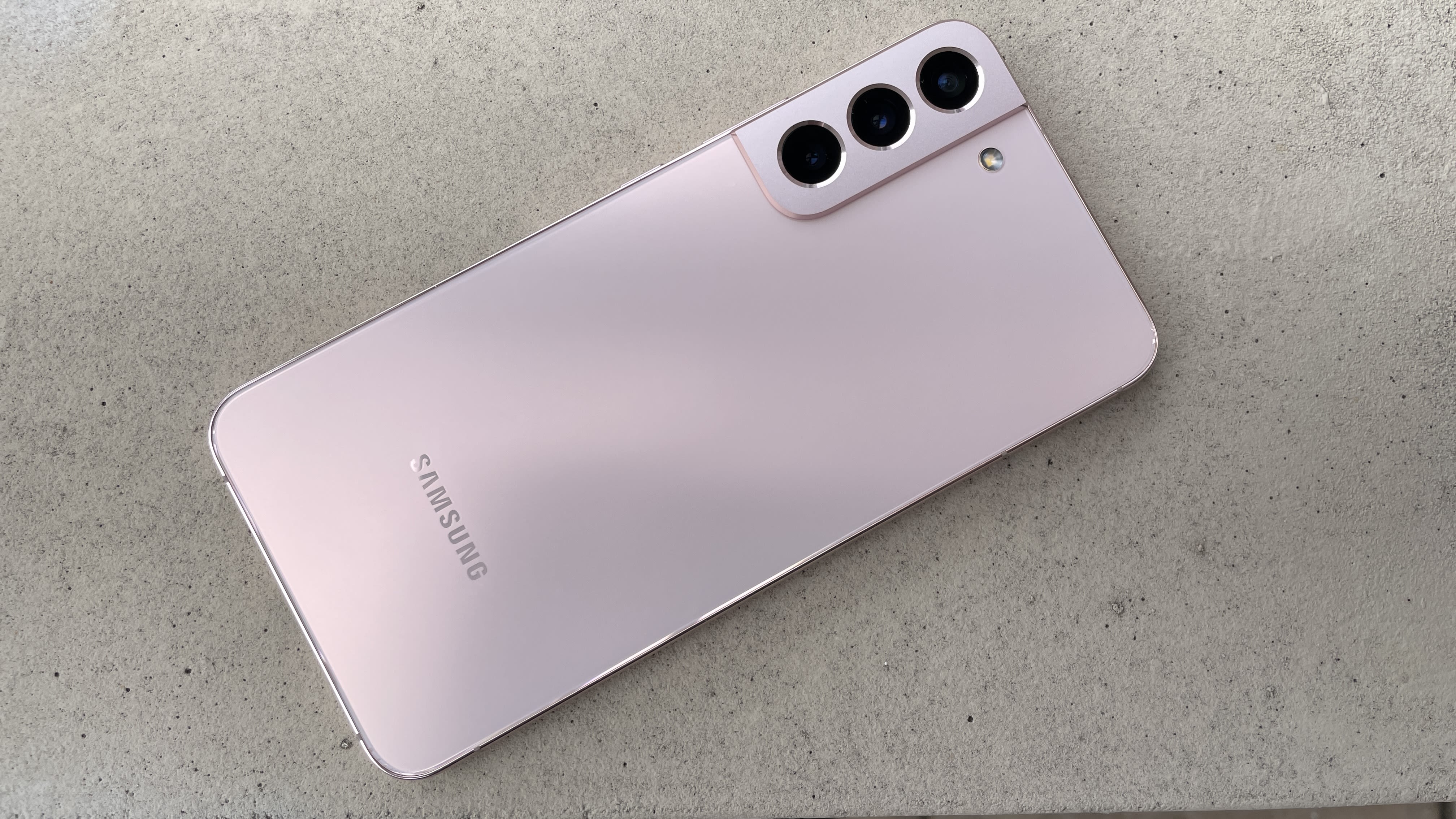 Samsung Galaxy S22+ chắc chắn sẽ là một trong những sản phẩm điện thoại được móng đợi nhất năm nay. Để biết thêm thông tin về sản phẩm này, hãy đọc đánh giá Samsung Galaxy S22+ của chúng tôi. Đây là một bài đánh giá hoàn chỉnh về tất cả các tính năng của sản phẩm, đưa ra những nhận xét chân thật và công bằng.