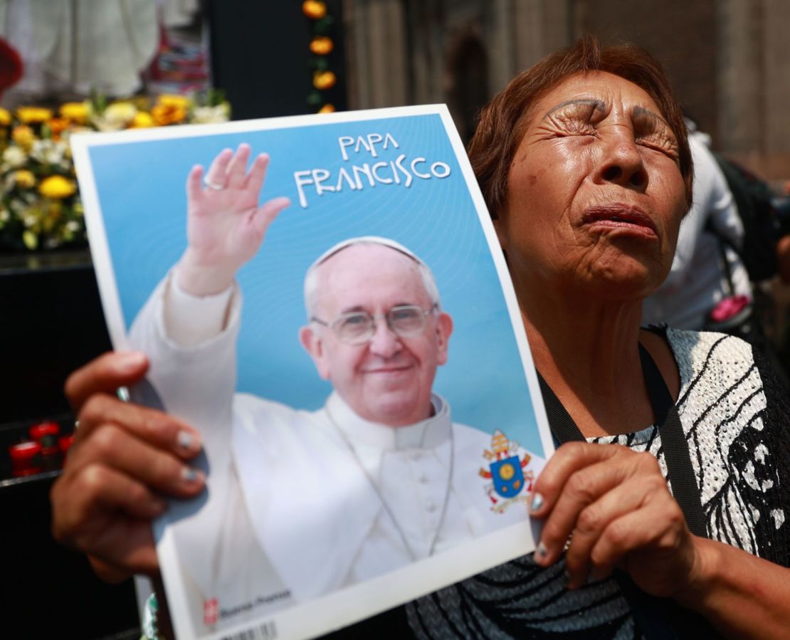 Una mujer sostiene una imagen del papa Francisco después de una misa en la Basílica de Guadalupe en la Ciudad de México.