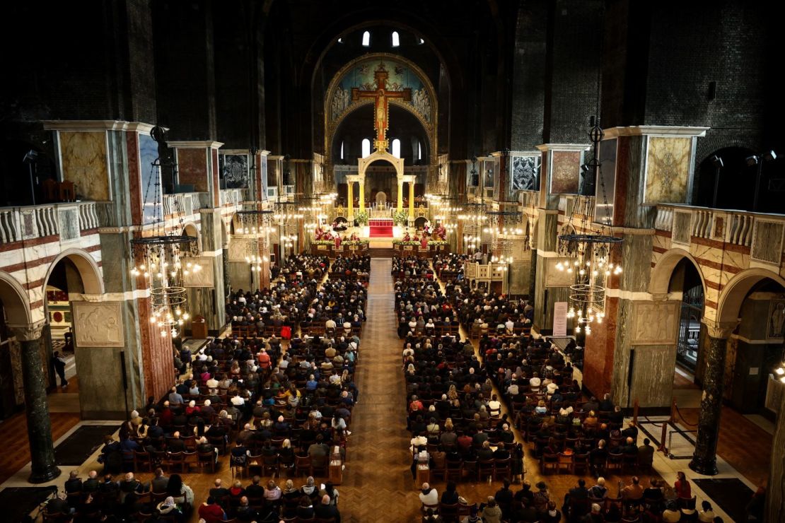 Los londinenses asisten a un solemne réquiem en la Catedral Metropolitana de la Preciosísima Sangre, conocida informalmente como la Catedral de Westminster.