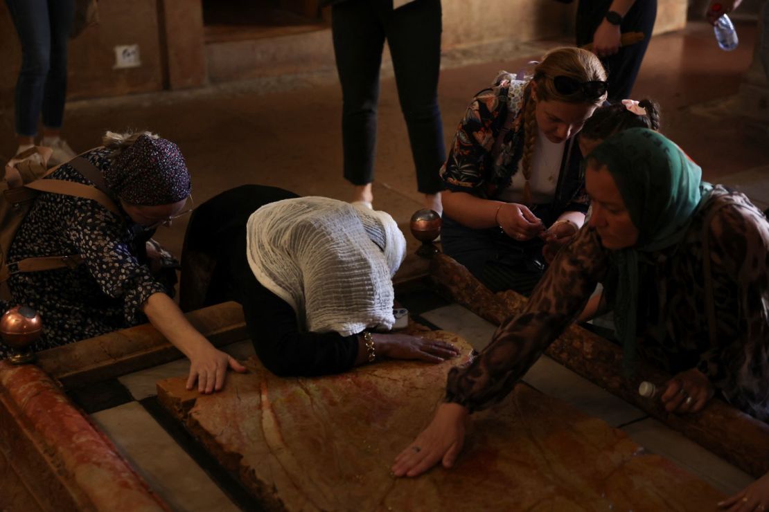 Fieles lloran junto a la Piedra de la Unción en la Iglesia del Santo Sepulcro en Jerusalén.