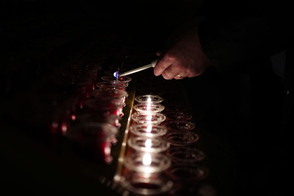 Una persona enciende una vela en la Catedral Metropolitana de Liverpool, Inglaterra.