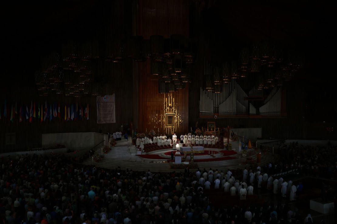 El papa es homenajeado con una misa en la Basílica de Guadalupe de la Ciudad de México.