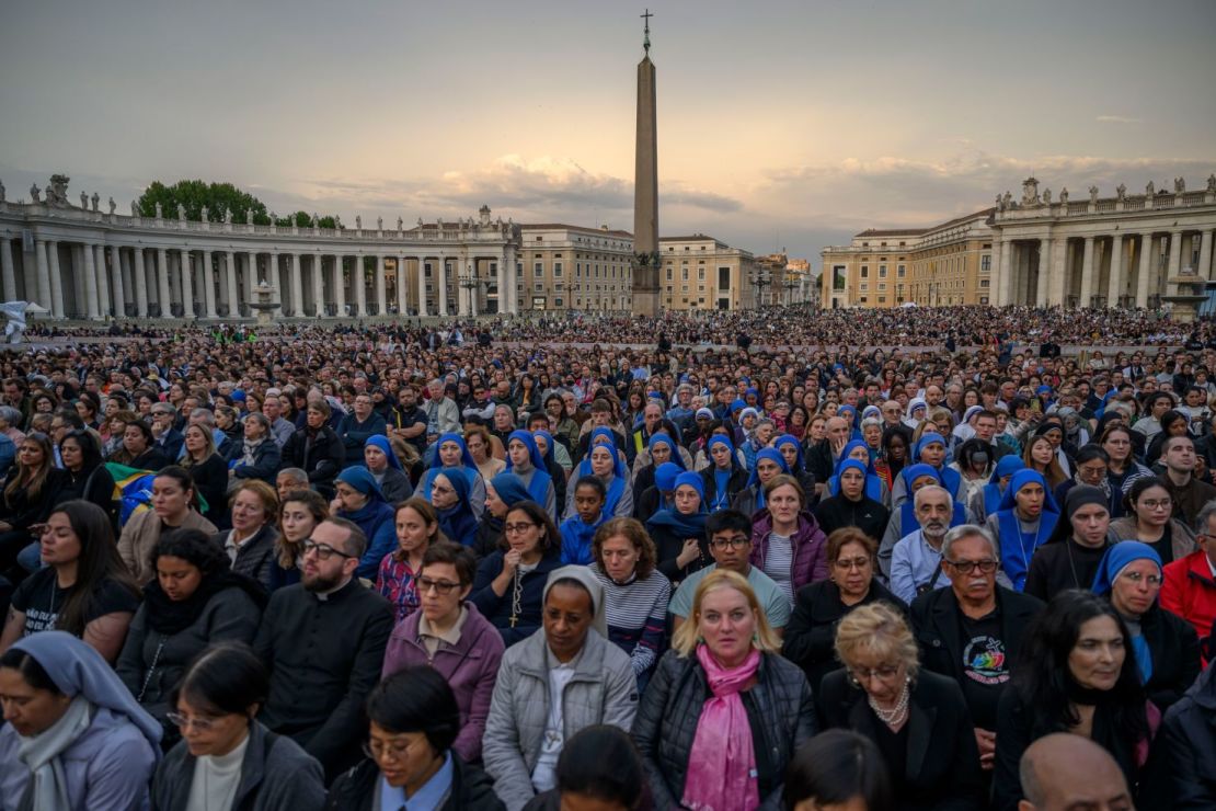 La gente se reúne para rezar el rosario en la Plaza de San Pedro el lunes.