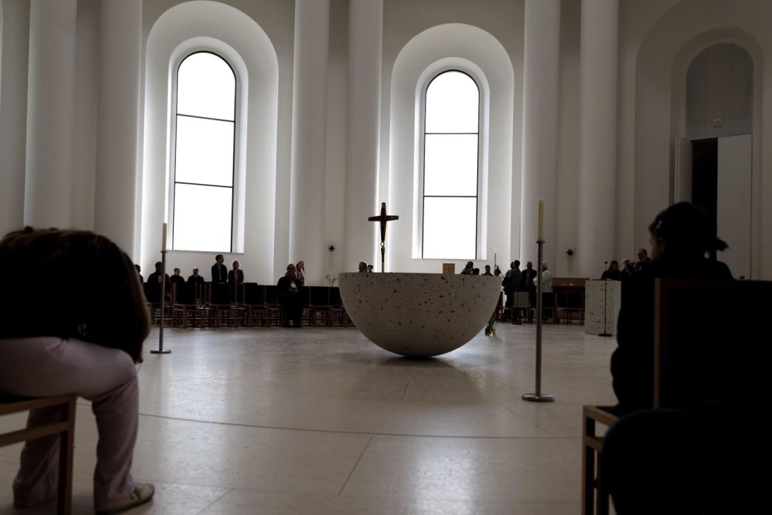Vistas durante un servicio religioso en la Catedral de Santa Eduvigis, Berlín.