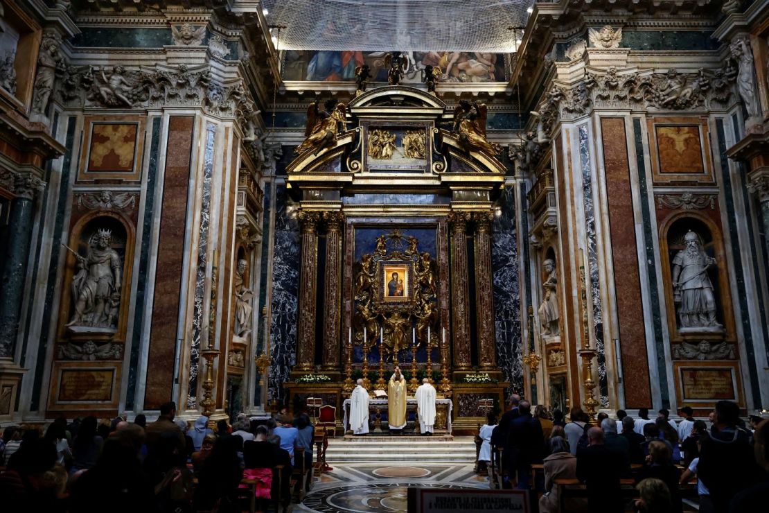 La Capilla Paulina se ve durante un servicio en la Basílica de Santa María la Mayor en Roma.