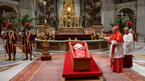 El cuerpo del papa Francisco yace en un ataúd antes de ser sellado dentro de la Basílica de San Pedro en el Vaticano el viernes 25 de abril.