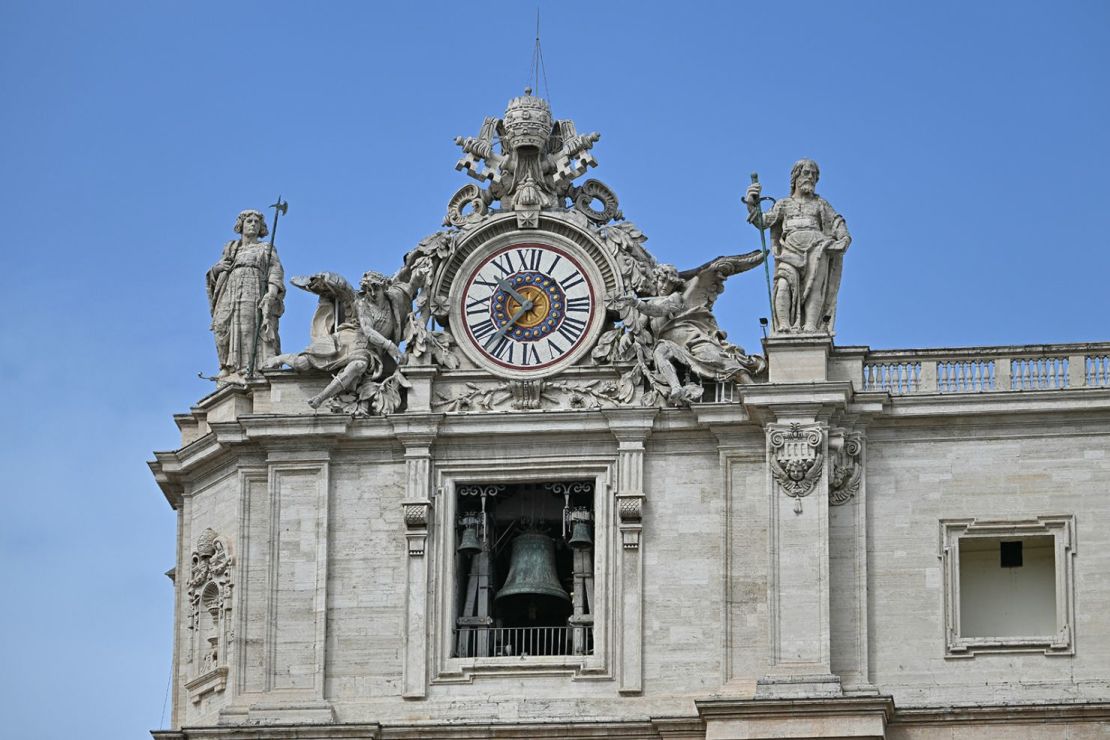 Las campanas suenan en la Plaza de San Pedro tras la muerte del papa.