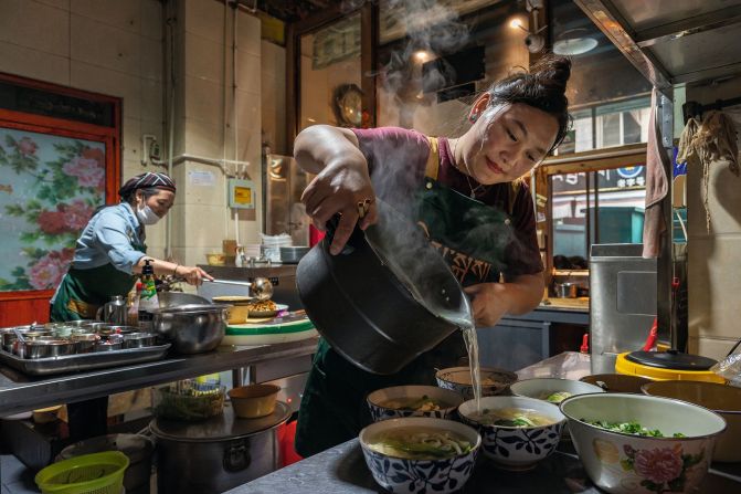Un restaurante tradicional tibetano es capturado en esta imagen de Prabir Kumar Mitra, que los jueces describieron como “cálida y reconfortante”.