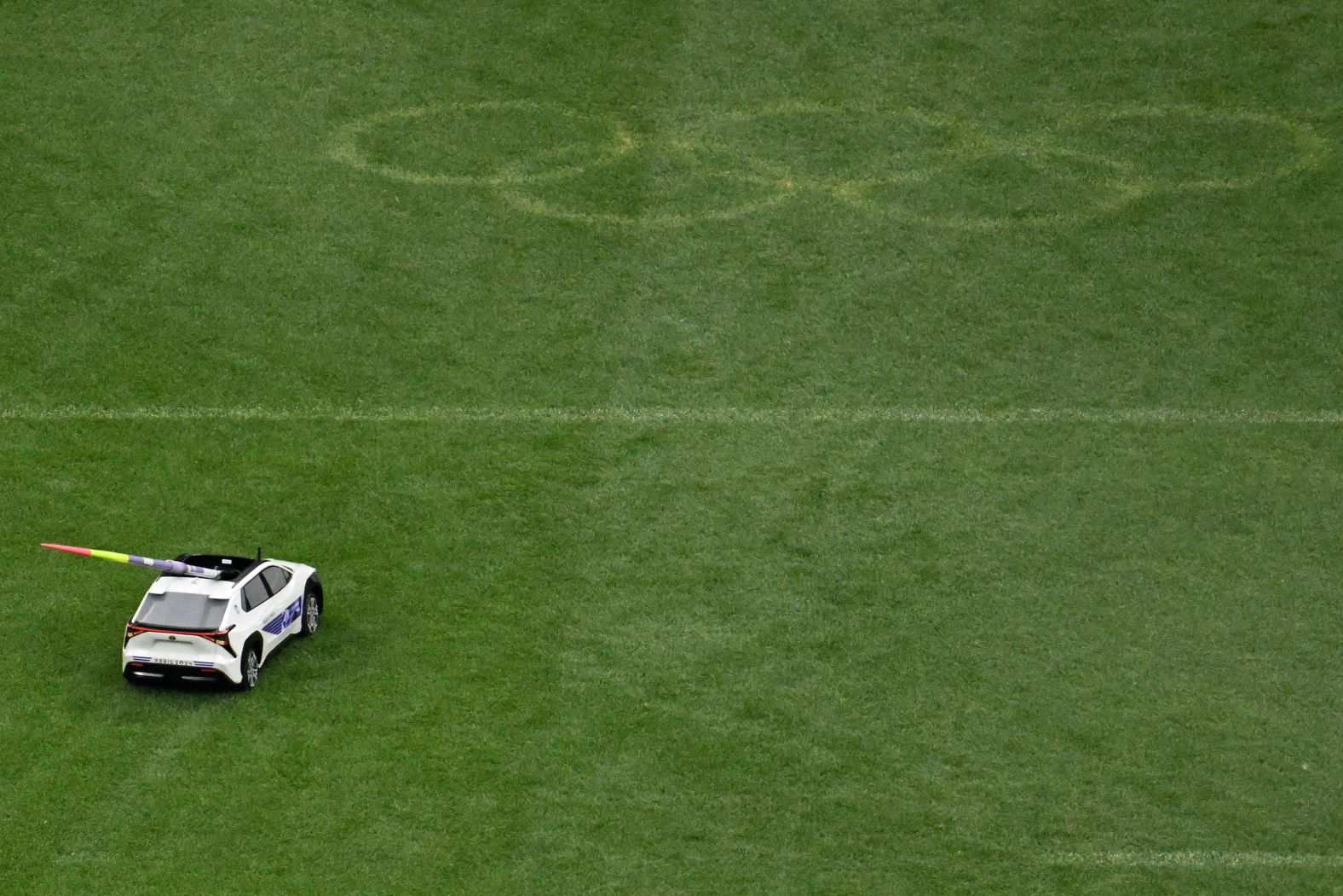 A <a >remote-controlled mini car</a> carries a javelin during the men's decathlon on August 3.