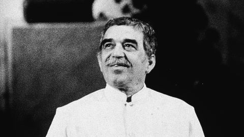 El autor colombiano Gabriel García Márquez habla en un podio después de recibir el Premio Nobel de Literatura, Suecia, 1982.