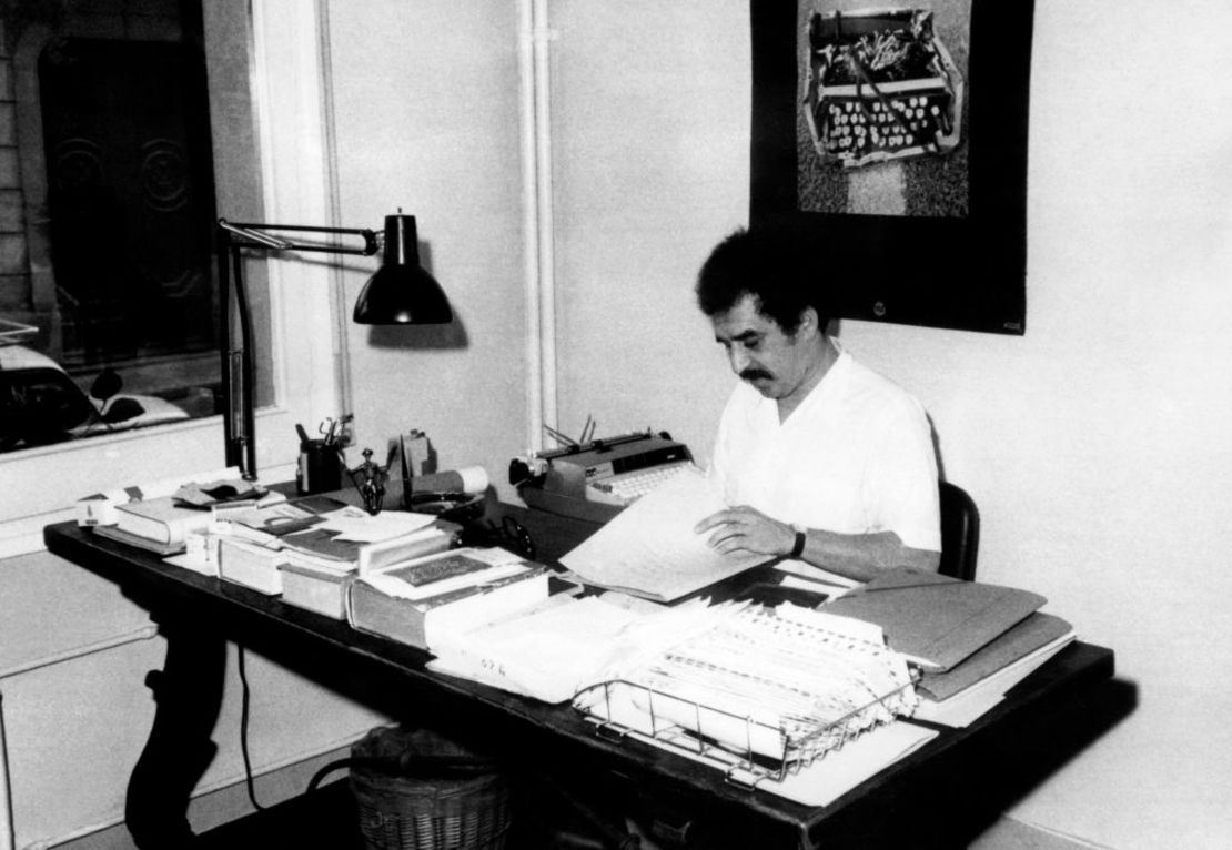 El escritor colombiano Gabriel García Márquez escribe su libro "El otoño del patriarca" en su residencia de Barcelona el 14 de noviembre de 1970. (AFP vía Getty Images)