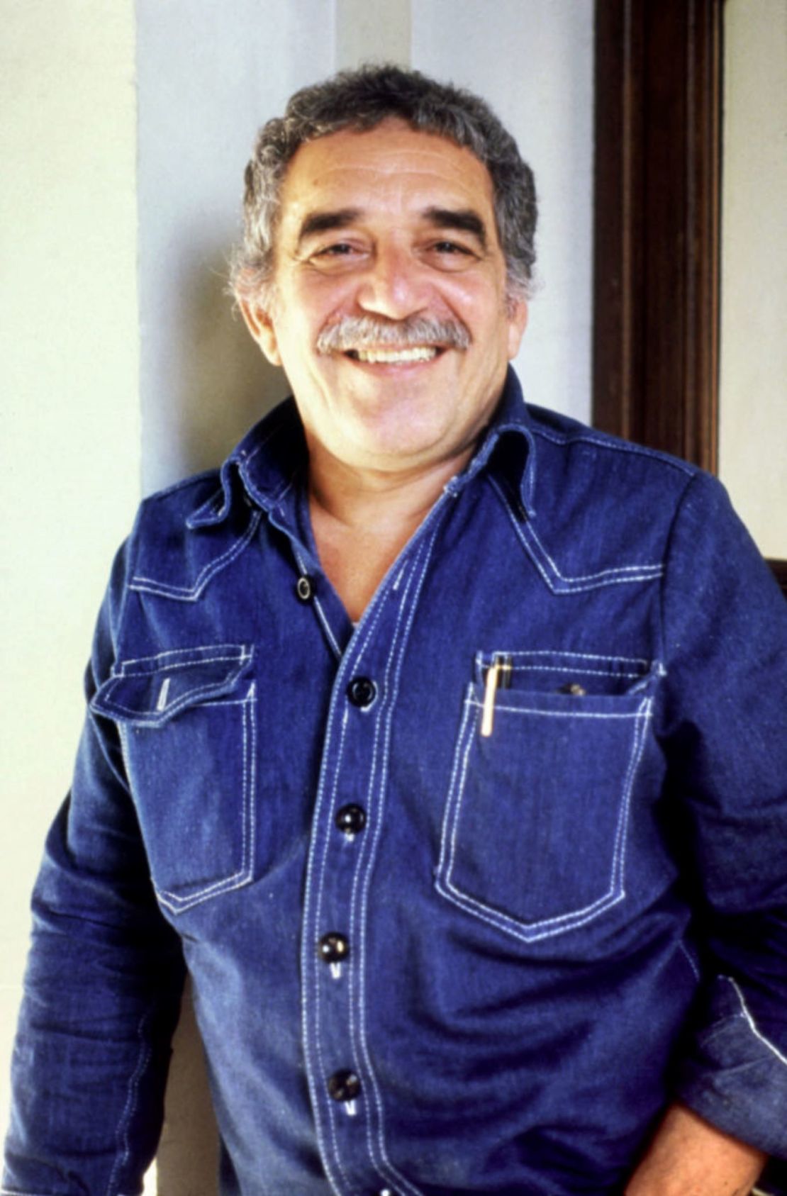 El escritor colombiano Gabriel García Márquez sonríe radiante tras el anuncio de su concesión del Premio Nobel de Literatura el 19 de octubre de 1982 en la Ciudad de México.