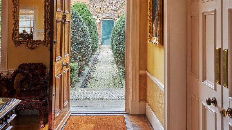 Домът на Фреди Меркюри в Лондон се продава за $38 милиона