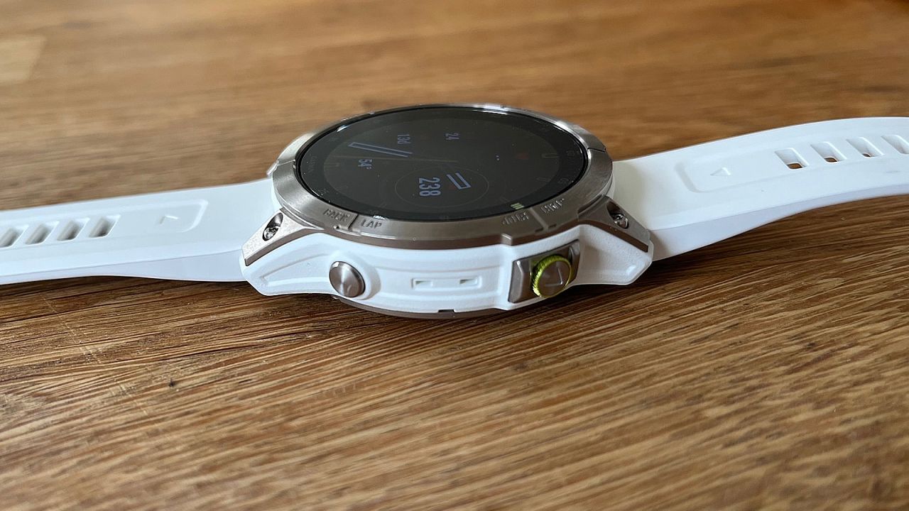 With five physical buttons (two visible and three on the other side) plus a touchscreen, the Epix gives you plenty of tactile control and is easy to manage even while wearing gloves, in the water or in awful weather conditions.