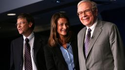 Warren Buffett, junto a Bill y Melinda Gates, el 26 de junio de 2006, en una conferencia de prensa donde Buffett habló sobre su donación financiera a la Fundación Bill y Melinda Gates en la ciudad de Nueva York