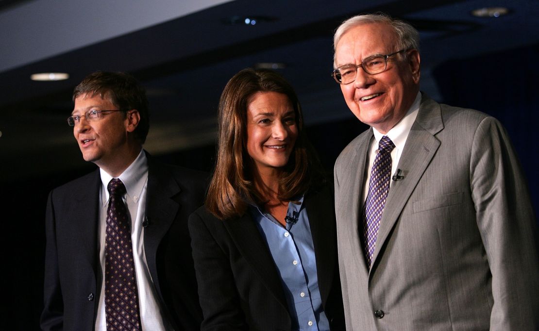 Warren Buffett, junto a Bill y Melinda Gates, el 26 de junio de 2006, en una conferencia de prensa donde Buffett habló sobre su donación financiera a la Fundación Bill y Melinda Gates en la ciudad de Nueva York